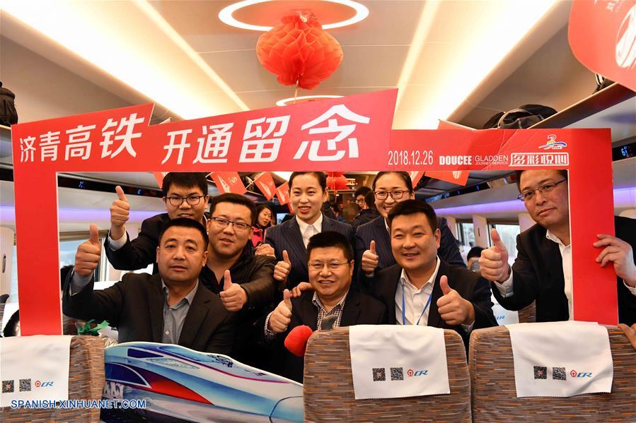 SHANDONG, diciembre 26, 2018 (Xinhua) -- Pasajeros posan a bordo del tren de alta velocidad G9217 que corre de Jinan a Qingdao, en la provincia de Shandong, en el este de China, el 26 de diciembre de 2018. El ferrocarril de alta velocidad entre las ciudades chinas Jinan y Qingdao, en servicio desde el miércoles, permite el acceso a redes de comunicaciones 4G y tendrá 5G en el futuro, según fuentes del sector ferroviario de Jinan. (Xinhua/Guo Xulei)