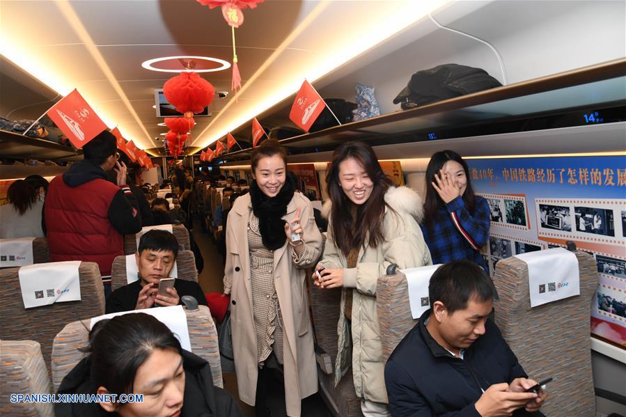 SHANDONG, diciembre 26, 2018 (Xinhua) -- Pasajeros toman un tren de alta velocidad G9218 que corre de Qingdao a Jinan, en la provincia de Shandong, en el este de China, el 26 de diciembre de 2018. El ferrocarril de alta velocidad entre las ciudades chinas Jinan y Qingdao, en servicio desde el miércoles, permite el acceso a redes de comunicaciones 4G y tendrá 5G en el futuro, según fuentes del sector ferroviario de Jinan. (Xinhua/Li Ziheng)