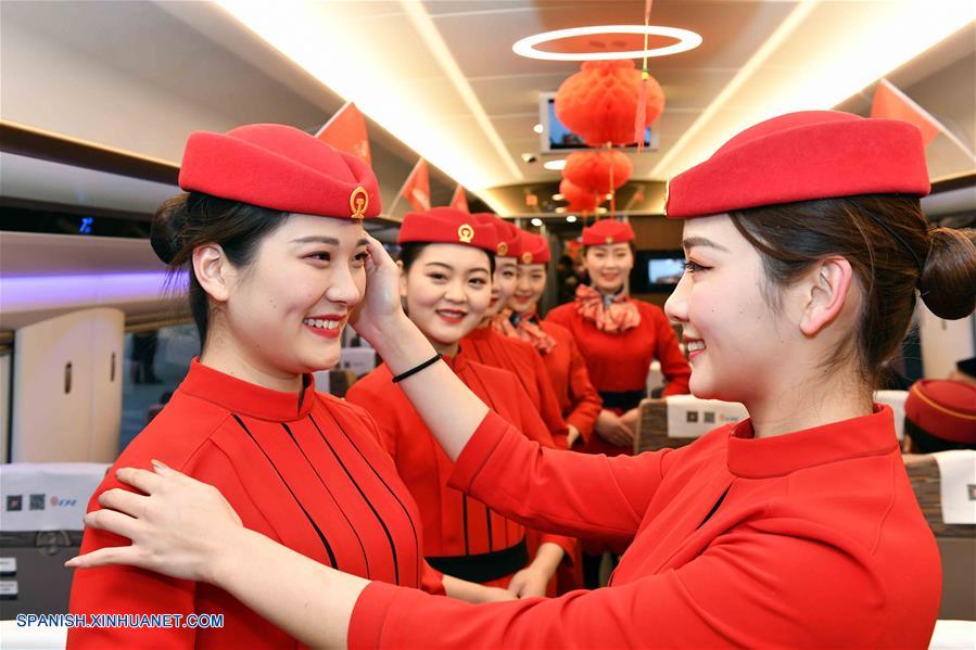 SHANDONG, diciembre 26, 2018 (Xinhua) -- Asistentes de viaje se preparan a bordo del tren de alta velocidad G9217 que corre de Jinan a Qingdao, en la provincia de Shandong, en el este de China, el 26 de diciembre de 2018. El ferrocarril de alta velocidad entre las ciudades chinas Jinan y Qingdao, en servicio desde el miércoles, permite el acceso a redes de comunicaciones 4G y tendrá 5G en el futuro, según fuentes del sector ferroviario de Jinan. (Xinhua/Guo Xulei)
