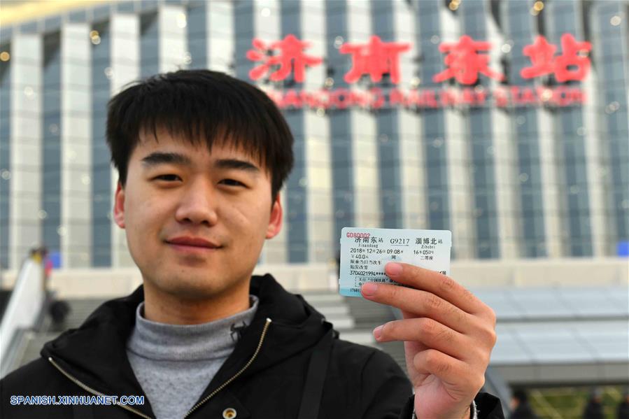 SHANDONG, diciembre 26, 2018 (Xinhua) -- Un pasajero muestra su boleto para el tren de alta velocidad en la Estación del Ferrocarril Jinan Este, en la provincia de Shandong, en el este de China, el 26 de diciembre de 2018. El ferrocarril de alta velocidad entre las ciudades chinas Jinan y Qingdao, en servicio desde el miércoles, permite el acceso a redes de comunicaciones 4G y tendrá 5G en el futuro, según fuentes del sector ferroviario de Jinan. (Xinhua/Guo Xulei)