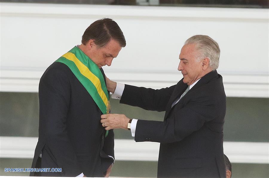 Transmite Temer banda presidencial a Bolsonaro en Brasil