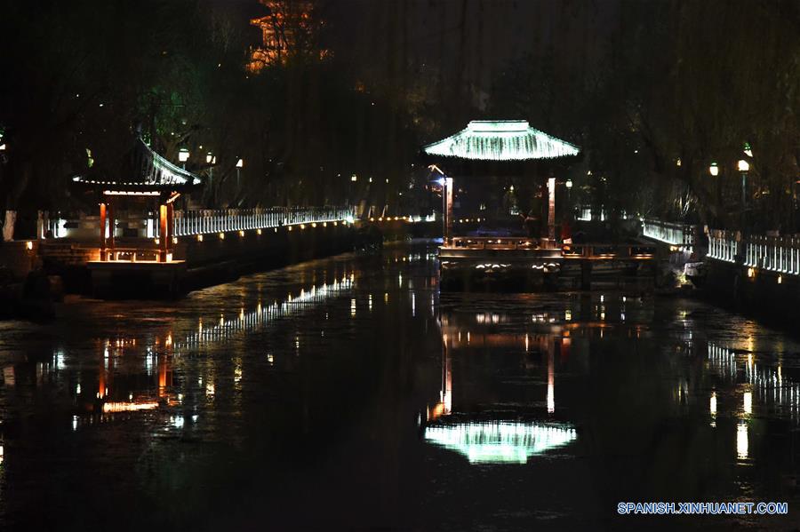 Vista del paisaje nocturno a lo largo del foso en Jinan