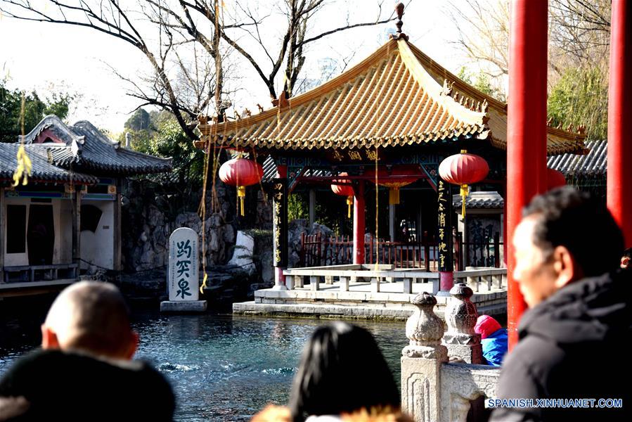 Turistas visitan el Parque Manantial Baotu en Jinan