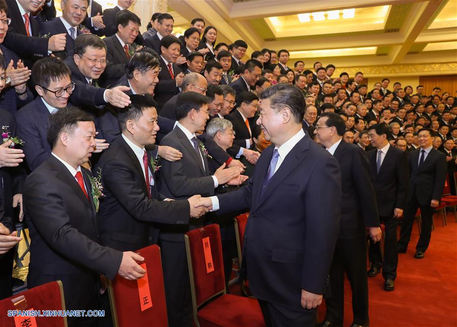 Presidente chino entrega máximo premio científico del país a dos académicos