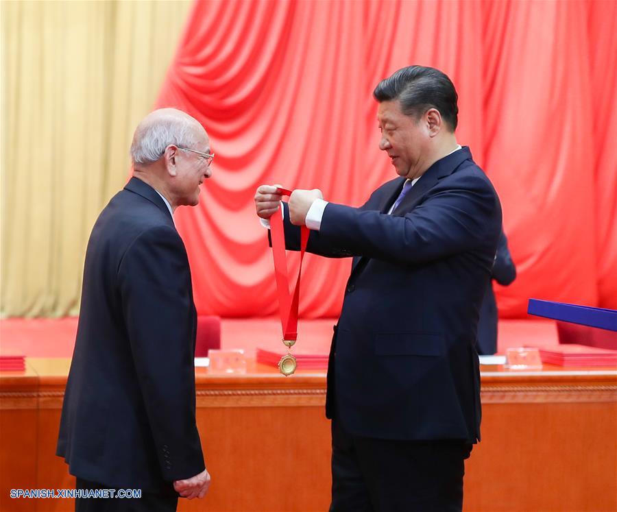 Presidente chino entrega máximo premio científico del país a dos académicos