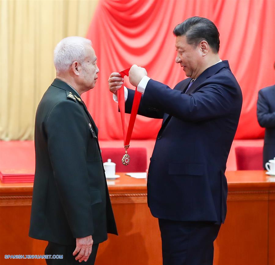 Presidente chino entrega máximo premio científico del país a dos académicos