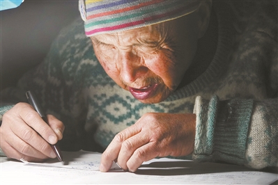 Un chino de 78 años decide sacarse el título de posgrado