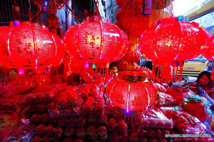 Decoraciones de Año Nuevo en un mercado en Shandong