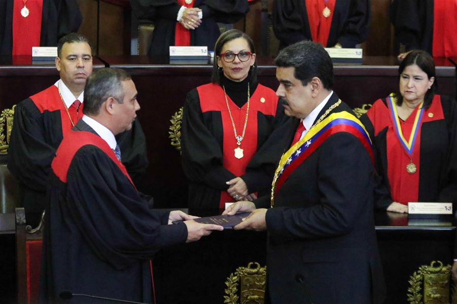 Imagen cedida por la Presidencia de Venezuela, del presidente venezolano, Nicolás Maduro (d), recibiendo el acta de manos del presidente del Tribunal Supremo de Justicia (TSJ), Maikel Moreno (i), durante la ceremonia de juramentación como presidente de Venezuela, en Caracas, Venezuela, el 10 de enero de 2019. El presidente venezolano, Nicolás Maduro, se juramentó el jueves ante el TSJ, para ejercer un nuevo mandato para el período 2019-2025. Maduro expresó ante el presidente del TSJ, Maikel Moreno, que juraba a nombre del pueblo de Venezuela que cumpliría y haría cumplir todos los mandatos constitucionales para "procurar defender la independencia y la integridad absoluta de la patria". (Xinhua/Presidencia de Venezuela)