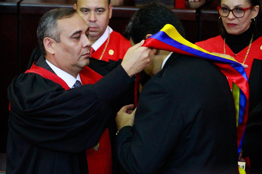El presidente de Venezuela, Nicolás Maduro (d), recibe la banda presidencial de manos del presidente del Tribunal Supremo de Justicia (TSJ), Maikel Moreno (i), durante la ceremonia de juramentación como presidente de Venezuela, en la sede del TSJ, en Caracas, Venezuela, el 10 de enero de 2019. El presidente venezolano, Nicolás Maduro, se juramentó el jueves ante el TSJ, para ejercer un nuevo mandato para el período 2019-2025. Maduro expresó ante el presidente del TSJ, Maikel Moreno, que juraba a nombre del pueblo de Venezuela que cumpliría y haría cumplir todos los mandatos constitucionales para "procurar defender la independencia y la integridad absoluta de la patria". (Xinhua/Andrea Romero)