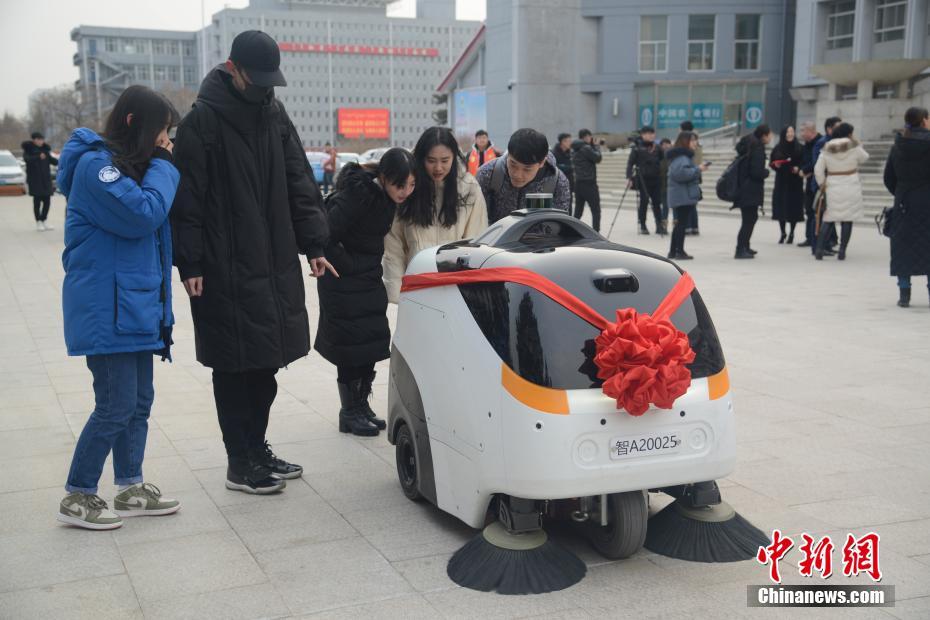 El primer vehículo autoconducido de barrer calles del mundo se estrena en Mongolia Interior