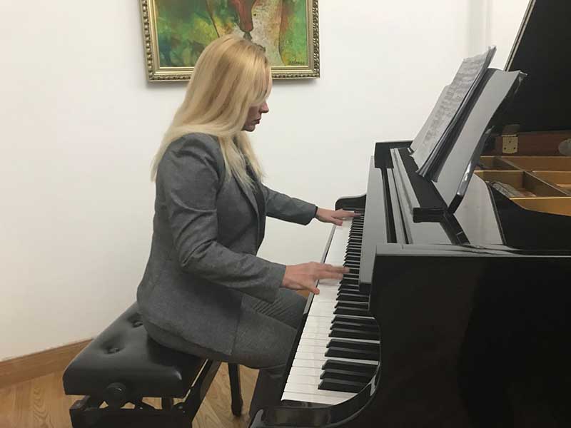 La artista cubana Lielen Vergara interpretó dos piezas de piano para los presentes. (Foto: Pueblo en Línea / Wu Sixuan)