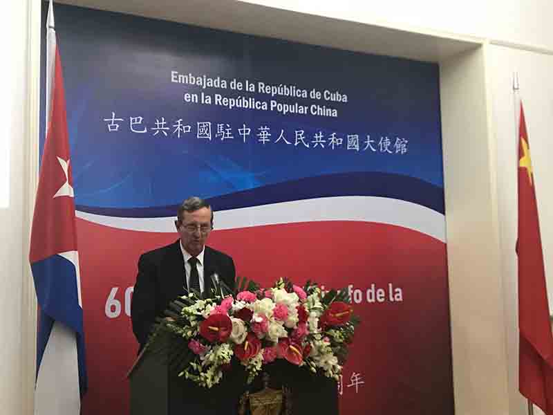 Miguel Ángel Ramírez, embajador de Cuba, dio un discurso en la recepción. (Foto: Pueblo en Línea / Wu Sixuan)