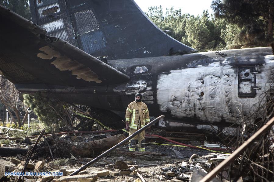 15 muertos tras estrellamiento de avión en norte de Irán
