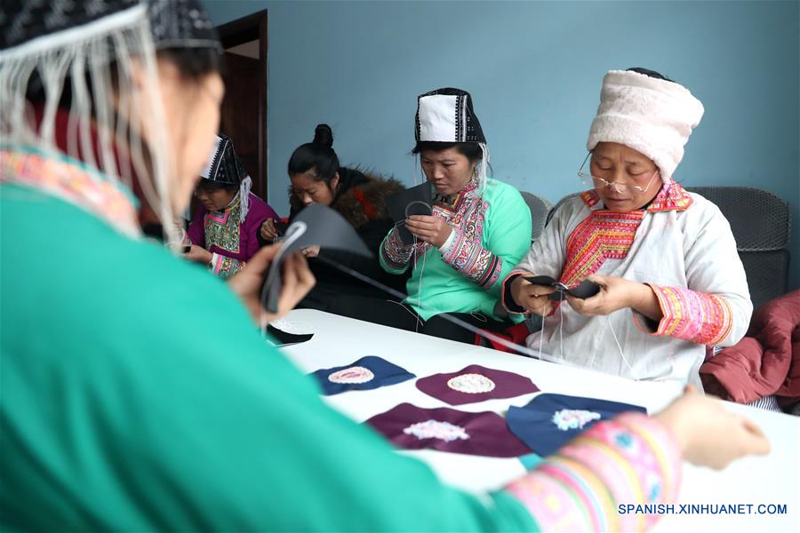 Elaboración de artesanías tradicionales de Guizhou