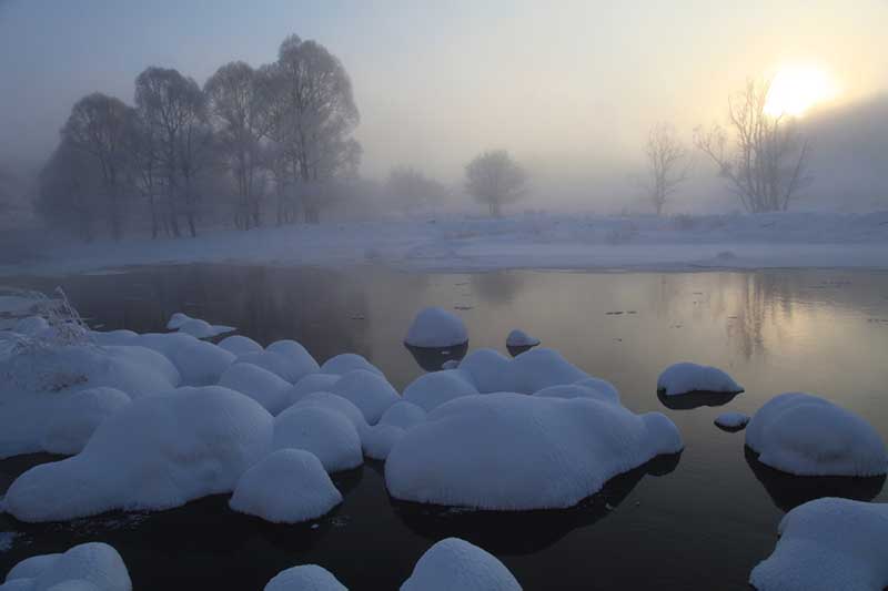 El río llamado “el río descongelado” por los lugareños de Hinggan, Región Autónoma de Mongolia Interior, nunca se congela incluso cuando la temperatura alcanza valores entre menos 15 y 30 grados celsius. [Foto: proporcionada a chinadaily.com.cn]