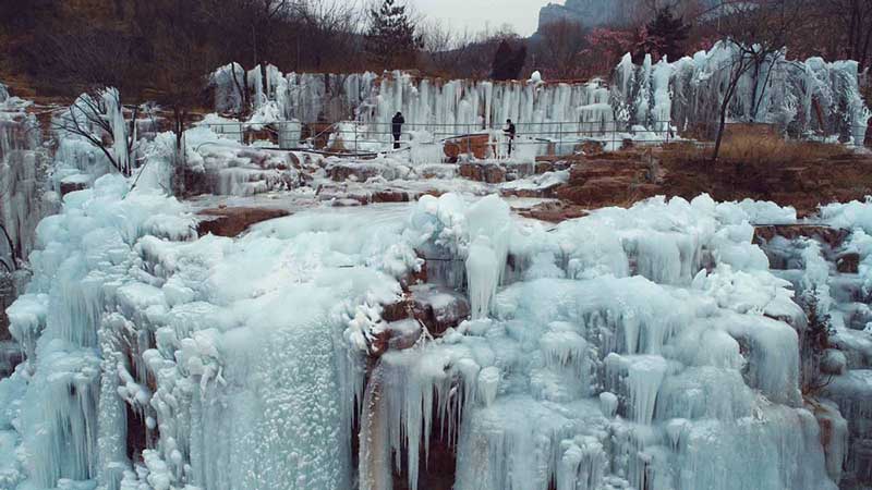 Las cascadas congeladas crean ignotos ensueños en la montaña Wuzhishan de Handa, provincia de Hebei, 15 de enero del 2019. [Foto: Yang Yanzhong/ Chinadaily.com.cn]