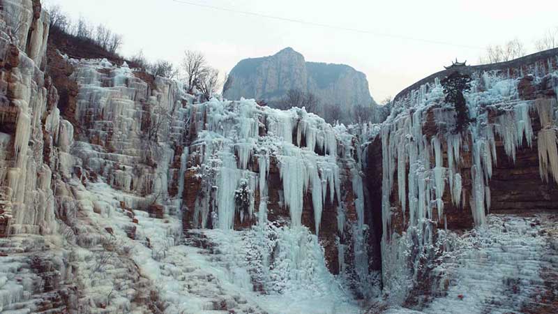 Una cascada congelada crea una sensación de vacío temporal impresionante en la montaña Wuzhishan de Handan, provincia de Hebei, 15 de enero del 2019. [Foto: Yang Yanzhong/ Chinadaily.com.cn]