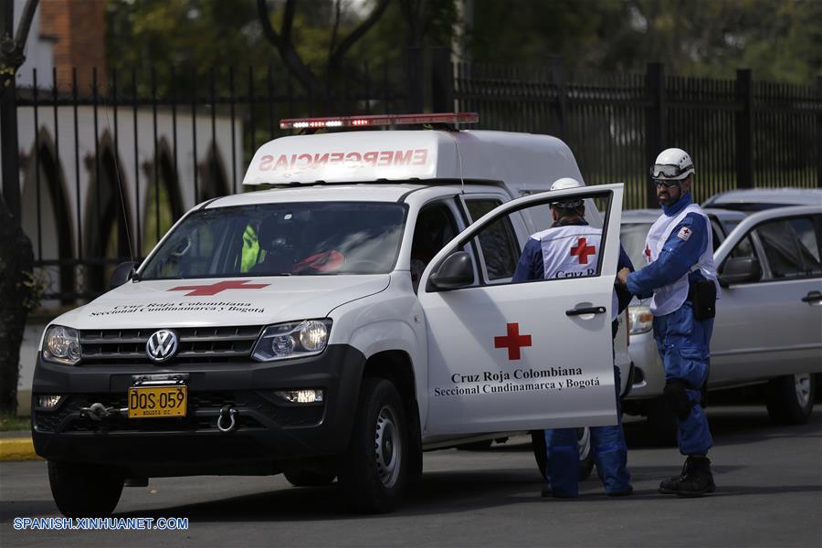 BOGOTA, enero 17, 2019 (Xinhua) -- Imagen proveída por COLPRENSA de personal de la Cruz Roja Colombiana acudiendo al lugar donde se registró una explosión en el estacionamiento de la Escuela de Cadetes de Policía General Santander, en el sur de Bogotá, capital de Colombia, el 17 de enero de 2019. Aumentó a ocho el número de muertos y a más de 40 el de los heridos tras la detonación de un coche bomba en la Escuela de Cadetes de Policía General Santander, en la zona sur de Bogotá, Colombia, registrada el jueves. El alcalde de la capital colombiana, Enrique Peñalosa, reportó que desconocidos ingresaron un coche bomba al sitio y que la onda explosiva destruyó varias fachadas. (Xinhua/Sergio Acero/COLPRENSA)
