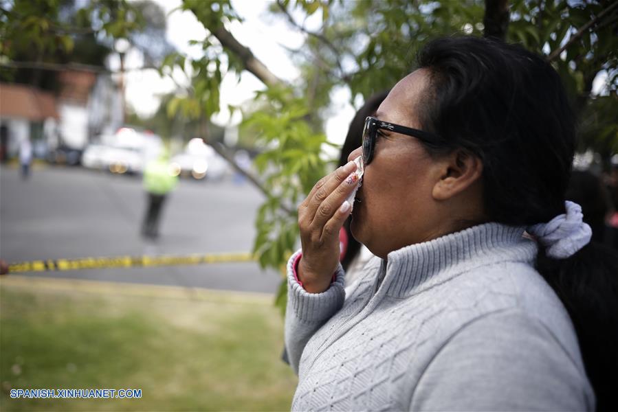 BOGOTA, enero 17, 2019 (Xinhua) -- Imagen proveída por COLPRENSA de una mujer reaccionando en el lugar donde se registró una explosión en el estacionamiento de la Escuela de Cadetes de Policía General Santander, en el sur de Bogotá, capital de Colombia, el 17 de enero de 2019. Aumentó a ocho el número de muertos y a más de 40 el de los heridos tras la detonación de un coche bomba en la Escuela de Cadetes de Policía General Santander, en la zona sur de Bogotá, Colombia, registrada el jueves. El alcalde de la capital colombiana, Enrique Peñalosa, reportó que desconocidos ingresaron un coche bomba al sitio y que la onda explosiva destruyó varias fachadas. (Xinhua/Sergio Acero/COLPRENSA)