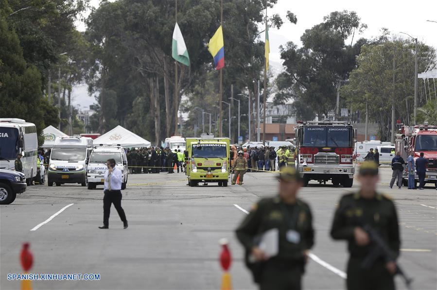 BOGOTA, enero 17, 2019 (Xinhua) -- Imagen proveída por COLPRENSA de miembros de las fuerzas de seguridad acordonando el lugar donde se registró una explosión en el estacionamiento de la Escuela de Cadetes de Policía General Santander, en el sur de Bogotá, capital de Colombia, el 17 de enero de 2019. Aumentó a ocho el número de muertos y a más de 40 el de los heridos tras la detonación de un coche bomba en la Escuela de Cadetes de Policía General Santander, en la zona sur de Bogotá, Colombia, registrada el jueves. El alcalde de la capital colombiana, Enrique Peñalosa, reportó que desconocidos ingresaron un coche bomba al sitio y que la onda explosiva destruyó varias fachadas. (Xinhua/Sergio Acero/COLPRENSA)