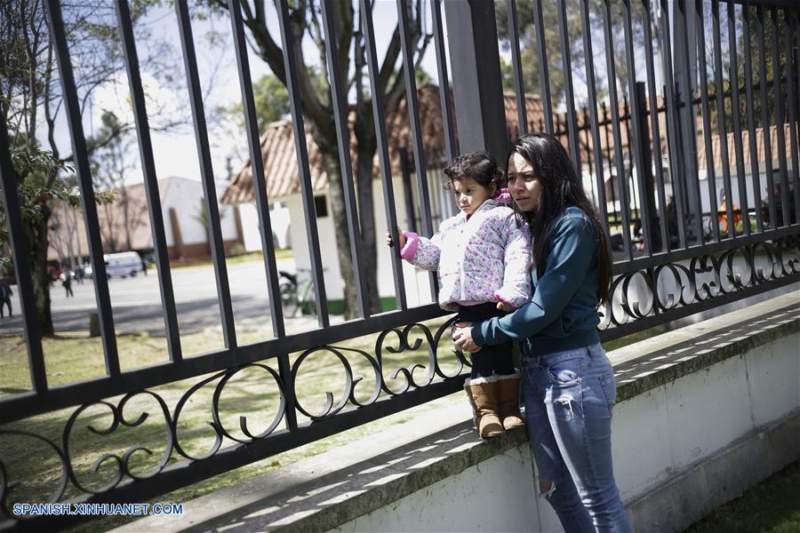 BOGOTA, enero 17, 2019 (Xinhua) -- Imagen proveída por COLPRENSA de una mujer con una niña en brazos reaccionando cerca del lugar donde se registró una explosión en el estacionamiento de la Escuela de Cadetes de Policía General Santander, en el sur de Bogotá, capital de Colombia, el 17 de enero de 2019. Aumentó a ocho el número de muertos y a más de 40 el de los heridos tras la detonación de un coche bomba en la Escuela de Cadetes de Policía General Santander, en la zona sur de Bogotá, Colombia, registrada el jueves. El alcalde de la capital colombiana, Enrique Peñalosa, reportó que desconocidos ingresaron un coche bomba al sitio y que la onda explosiva destruyó varias fachadas. (Xinhua/Sergio Acero/COLPRENSA)