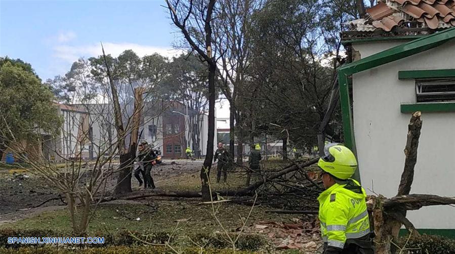 BOGOTA, enero 17, 2019 (Xinhua) -- Imagen proveída por COLPRENSA de policías inspeccionando el lugar donde se registró una explosión en el estacionamiento de la Escuela General Santander de la Policía, en el sur de Bogotá, capital de Colombia, el 17 de enero de 2019. (Xinhua/COLPRENSA)