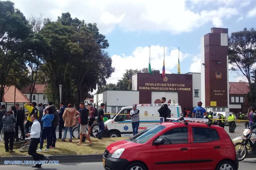 BOGOTA, enero 17, 2019 (Xinhua) -- Imagen proveída por COLPRENSA de personas reuniéndose en el lugar donde se registró una explosión en el estacionamiento de la Escuela General Santander de la Policía, en el sur de Bogotá, capital de Colombia, el 17 de enero de 2019. (Xinhua/Sergio Acero/COLPRENSA)