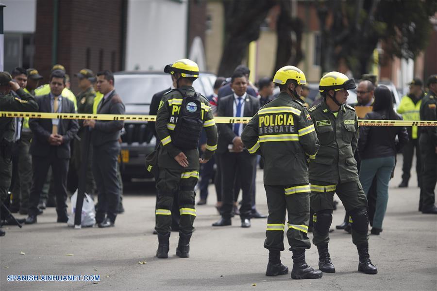 BOGOTA, enero 17, 2019 (Xinhua) -- Policías trabajan en el lugar donde se registró una explosión en el estacionamiento de la Escuela de Cadetes de Policía General Santander, en el sur de Bogotá, capital de Colombia, el 17 de enero de 2019. Aumentó a ocho el número de muertos y a más de 40 el de los heridos tras la detonación de un coche bomba en la Escuela de Cadetes de Policía General Santander, en la zona sur de Bogotá, Colombia, registrada el jueves. El alcalde de la capital colombiana, Enrique Peñalosa, reportó que desconocidos ingresaron un coche bomba al sitio y que la onda explosiva destruyó varias fachadas. (Xinhua/Jhon Paz)