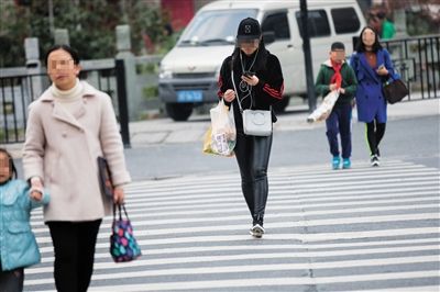 Multan a una mujer por usar el teléfono cuando cruzaba una calle en Wenzhou