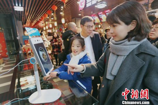 Calle comercial de Zhejiang inaugura el pago digital mediante reconocimiento facial
