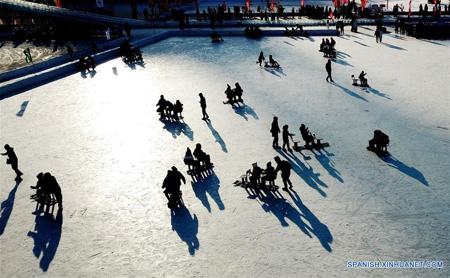 Turistas juegan en congelado Río Songhua en Harbin