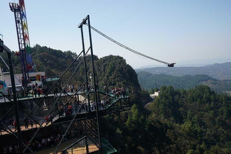 El Parque Ordovician de Wansheng en Chongqing ofrece a los visitantes la oportunidad de columpiarse sobre un acantilado. [Foto provista a chinadaily.com.cn]