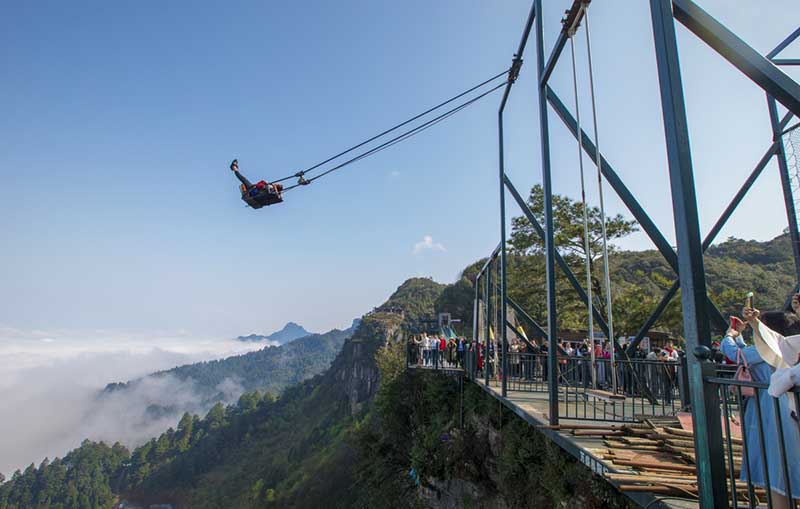 El Parque Ordovician de Wansheng en Chongqing ofrece a los visitantes la oportunidad de columpiarse sobre un acantilado. [Foto provista a chinadaily.com.cn]