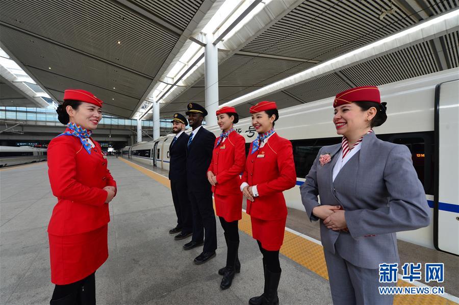 El 20 de enero, en la plataforma de la estación de tren Xi'an Norte, los voluntarios y los trabajadores regulares estarán listos para trabajar juntos.