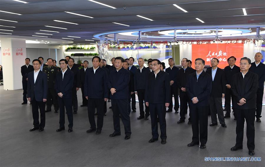 Xi Jinping, Li Keqiang, Li Zhanshu, Wang Yang, Wang Huning, Zhao Leji y Han Zheng observan un programa de productos de los nuevos medios de comunicación después de escuchar un reporte sobre el desarrollo de microblog, WeChat y otras formas de nuevos medios en el People's Daily, en Beijing, capital de China, el 25 de enero de 2019. Xi Jinping, secretario general del Comité Central del Partido Comunista de China (PCCh), pidió el viernes esfuerzos para fomentar el desarrollo integrado de los medios de comunicación y fortalecer el tono dominante en la comunicación pública, con el fin de consolidar la base teórica común de unirse y trabajar duro en una sesión colectiva de estudio del Buró Político del Comité Central del PCCh el viernes en el People's Daily. (Xinhua/Rao Aimin)