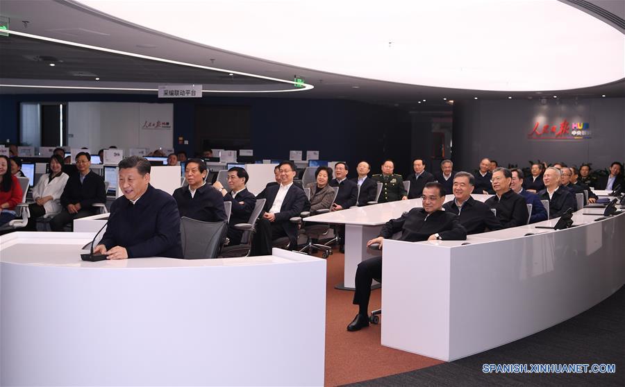 Xi Jinping, secretario general del Comité Central del Partido Comunista de China (PCCh), conversa en línea con un periodista y el primer secretario de una aldea de la provincia de Hebei, en el norte de China, sobre el trabajo de alivio de la pobreza en el People's Daily, en Beijing, capital de China, el 25 de enero de 2019. Xi Jinping pidió el viernes esfuerzos para fomentar el desarrollo integrado de los medios de comunicación y fortalecer el tono dominante en la comunicación pública, con el fin de consolidar la base teórica común de unirse y trabajar duro en una sesión colectiva de estudio del Buró Político del Comité Central del PCCh el viernes en el People's Daily. (Xinhua/Yan Yan)