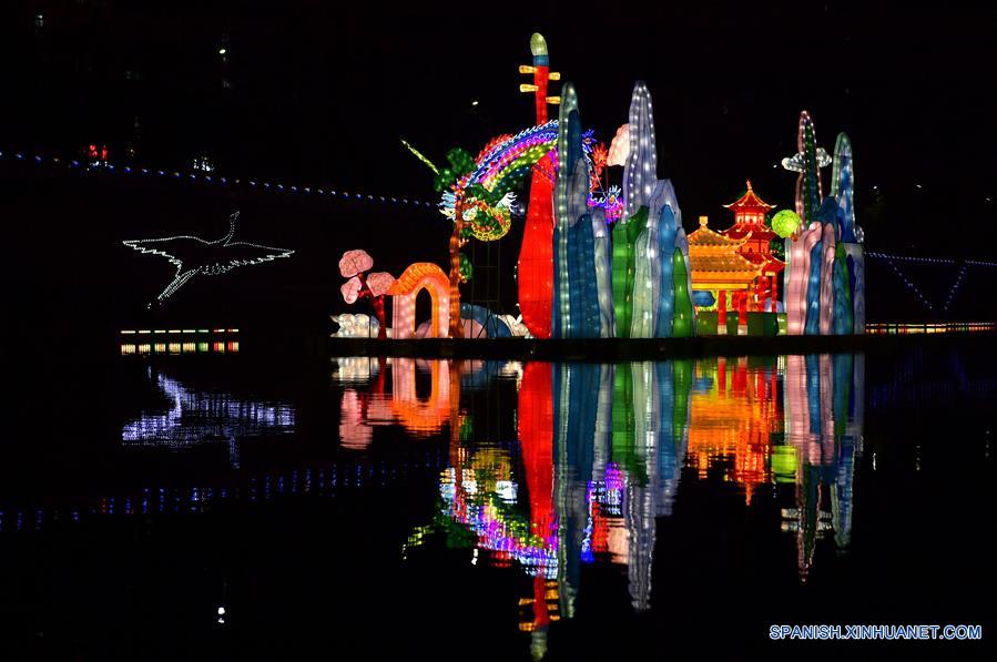 Linternas exhibidas en el Río Gongshui en Hubei