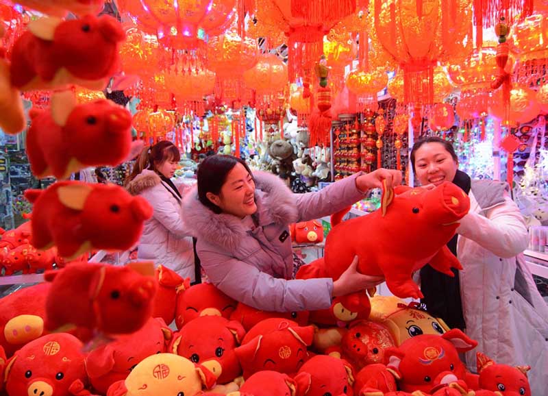 En un centro comercial de Jinzhou, provincia de Liaoning, los consumidores seleccionan productos para el próximo Festival de la Primavera, que este año se celebrará el 5 de febrero. (Fotos: Li Tiecheng/ China Daily)