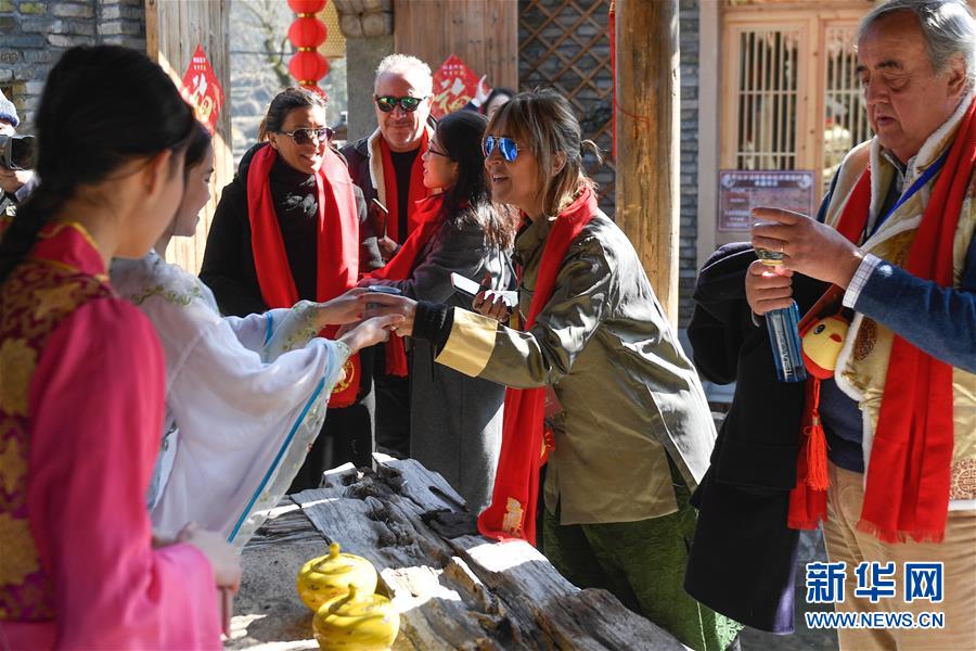 El 27 de enero, los extranjeros probaron el té negro en la aldea Longxian.