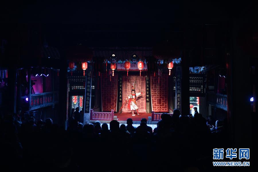 El 27 de enero, aldeanos y extranjeros disfrutaron de la actuación de la ópera Yue en la "Noche Internacional de la Aldea". 