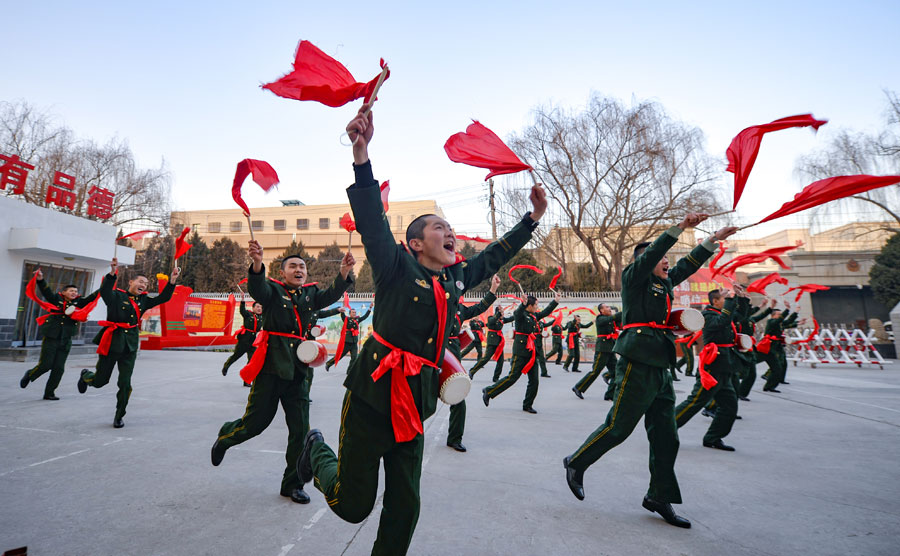 Soldados en Lanzhou, provincia de Gansu, en el noroeste de China, celebran el próximo Festival de la Primavera con bailes y tambores. [Foto por Hou Chonghui para chinadaily.com.cn]