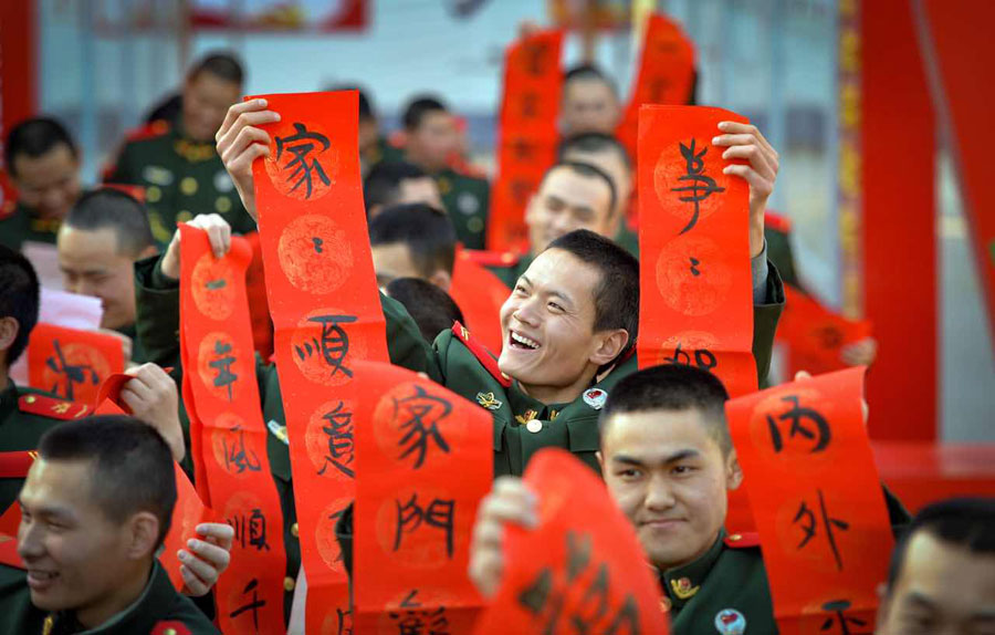 Los soldados escriben sus buenos deseos del Festival de la Primavera a sus familiares en caligrafía. [Foto por Hou Chonghui para chinadaily.com.cn]