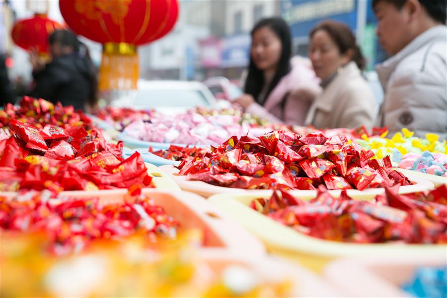 Compran mercancías para celebrar Festival de Primavera en Guizhou