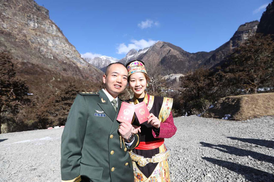Wang Mei, 23 años, de Chongqing, suroeste de China, visita a su esposo, Zhang Jinyuan, 30 años, en un puesto fronterizo en Yumai, región autónoma del Tíbet, a principios de enero de 2019. [Foto proporcionada a chinadaily.com.cn]