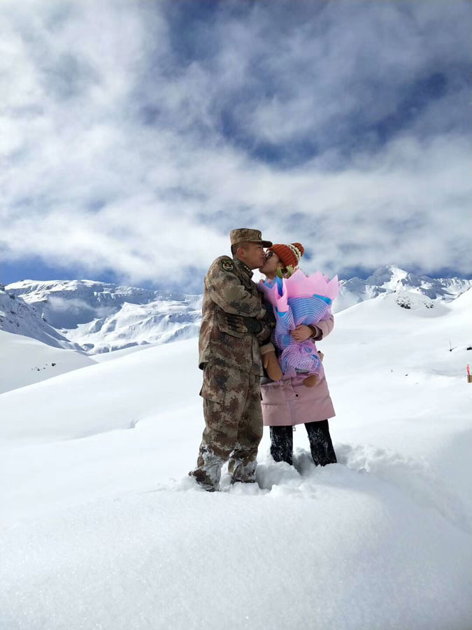 Wang Mei, 23 años, de Chongqing, suroeste de China, visita a su esposo, Zhang Jinyuan, 30 años, en un puesto fronterizo en Yumai, región autónoma del Tíbet, a principios de enero de 2019. [Foto proporcionada a chinadaily.com.cn]