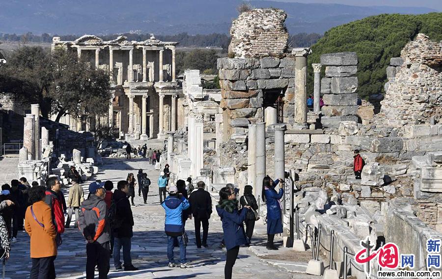 Turistas chinos visitan las ruinas de Éfeso en Turquía. (Foto / China.com.cn)