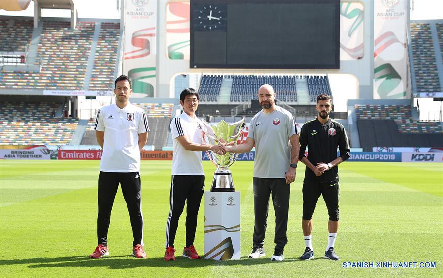 Posan con trofeo de Copa Asiática previo al partido entre Qatar y Japón
