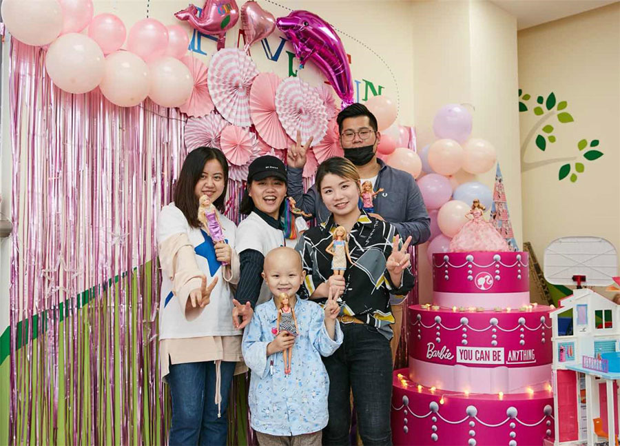 Los voluntarios y Xinyi en la habitación decorada al estilo Barbie del Hospital Xinhua de Shanghai. [Foto: proporcionada a Chinadaily.com.cn]