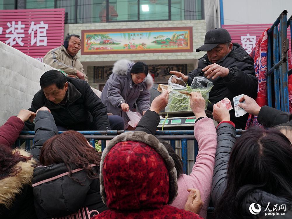 Los negocios viven su mejor época. Los aldeanos compran las deliciosas alubias verdes. (Reportero Huangfu Wanli)
